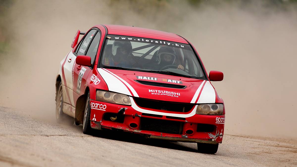 Mitsubishi Evoval rallyzás 1 km-es rallycross pályán Siófok mellett 2